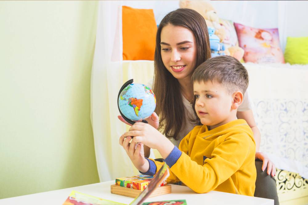 Bambini che Giocano con Giochi Educativi